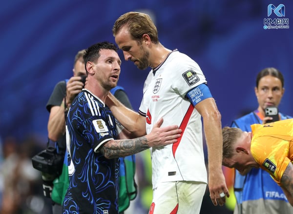 世界杯FIFA体育新闻:莱昂内尔·梅西(左)在世界杯半决赛中战胜了哈里·凯恩。/ Richard Pelham/Getty Images