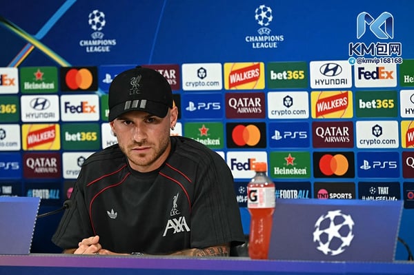 世界杯FIFA体育新闻:麦卡利斯特九月初发表最初言论时,房间里挤满了记者。/ Paul ELLIS/AFP/Getty Images