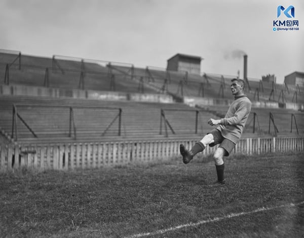 世界杯FIFA体育新闻:梅雷迪思曾效力于曼城和曼联。/ Topical Press Agency/Hulton Archive/Getty Images