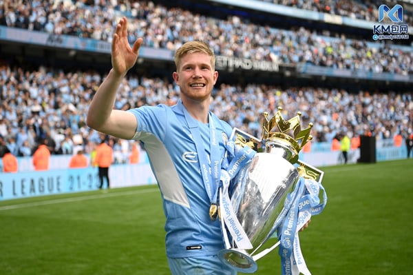 世界杯FIFA体育新闻:凯文·德布劳内的传球抢尽了英超联赛的头条。/迈克尔·里根/盖蒂图片社