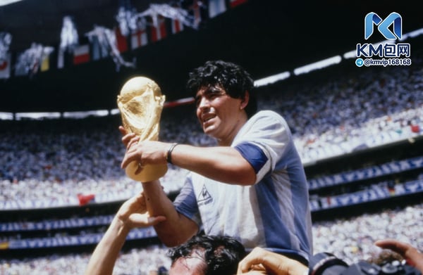 世界杯FIFA体育新闻:马拉多纳赢得过世界杯,但从未获得过金球奖。/ Bongarts/Getty Images