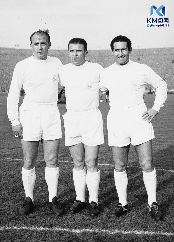 世界杯FIFA体育新闻:普斯卡什(中)在1960年欧洲冠军杯决赛中攻入四球。/ IMAGO/Schirner Sportfoto