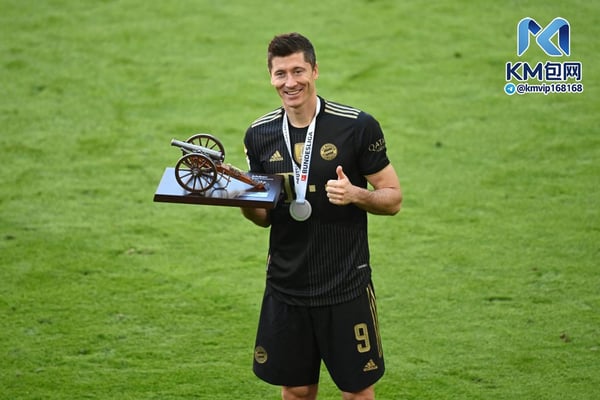 世界杯FIFA体育新闻:莱万多夫斯基赢得过无数奖项,唯独缺少金球奖。/ Sven Hoppe/POOL/AFP/Getty Images