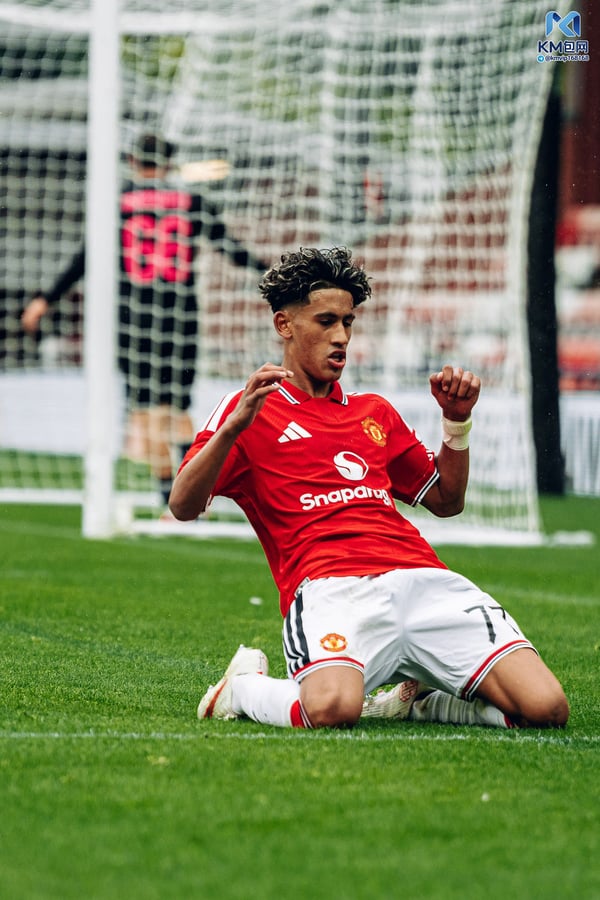 世界杯FIFA体育新闻:JJ·加布里埃尔已成为转会市场上备受关注的超年轻球员。/ Zohaib Alam/曼联/Getty Images