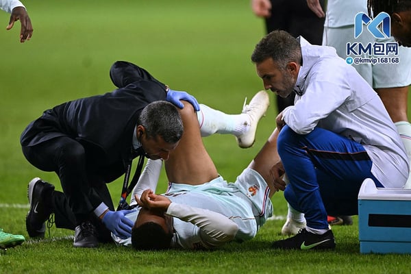 世界杯FIFA体育新闻:医生正在检查姆巴佩(图中)的左膝。/ Ozan Kose/AFP/Getty Images