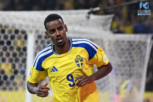 世界杯FIFA体育新闻：亚历山大·伊萨克在代表瑞典国家队出战的比赛中进球。/ Jonathan Nackstrand/AFP/Getty Images