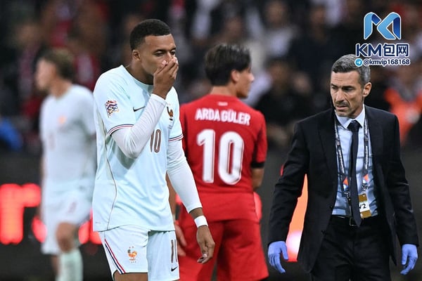 世界杯FIFA体育新闻：基利安·姆巴佩随后被换下。/ OZAN KOSE/AFP/Getty Images