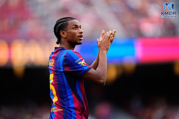 世界杯FIFA体育新闻:亚历杭德罗·巴尔德正在为自己在巴塞罗那的未来而战。/ Jose Breton/Pics Action/NurPhoto/Getty Images