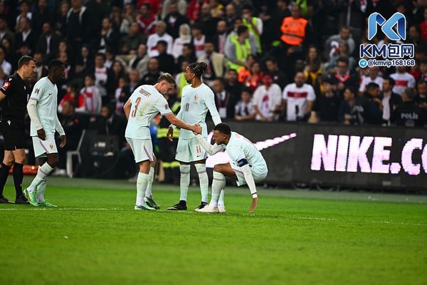 世界杯FIFA体育新闻：进球庆祝时，他倒在了草坪上。/ Oguz Yeter/Anadolu/Getty Images