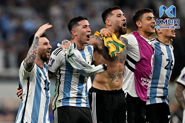 世界杯FIFA体育新闻：保罗·迪巴拉（左二）和纳韦尔·莫利纳为阿根廷队赢得2022年世界杯冠军做出了关键贡献。/ Manan Vatsyayana/AFP/Getty Images