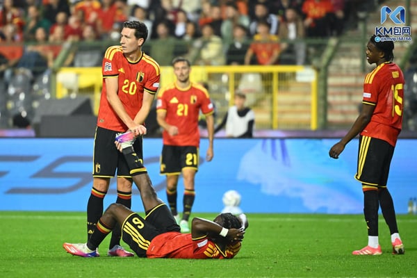 世界杯FIFA体育新闻：罗密欧·拉维亚（下图）在对阵法国的比赛中倒地，随后一瘸一拐地离开了球场。/ Vincent Kalut/Photonews/Getty Images