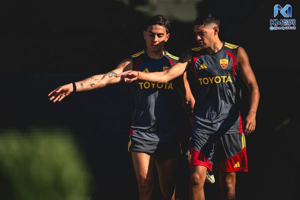 世界杯FIFA体育新闻：纳韦尔·莫利纳（右）今年夏天加盟罗马的保罗·迪巴拉。 /法比奥·罗西/罗马/盖蒂图片社