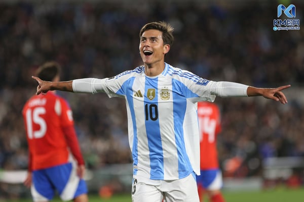 世界杯FIFA体育新闻：保罗·迪巴拉上次代表阿根廷队出战已经是两年多前的事了。/ Daniel Jayo/Getty Images