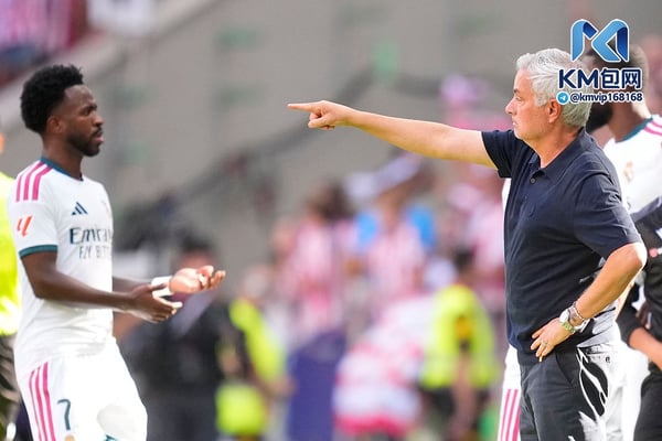 世界杯FIFA体育新闻：何塞·穆里尼奥（右）必须找到一个涉及维尼修斯·儒尼奥尔的解决方案。/ Jose Breton/Pics Action/NurPhoto/Getty Images