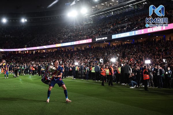 世界杯FIFA体育新闻:巴塞罗那战胜皇家马德里,锁定了他们最近一次的联赛冠军。/ 图片来源:Eric Alonso/Getty Images
