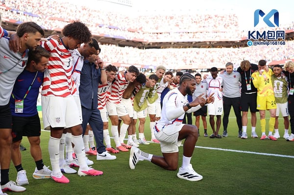 世界杯FIFA体育新闻：麦肯齐（中）是本赛季世界杯的关键领袖。/ Maja Hitij/FIFA/Getty Images