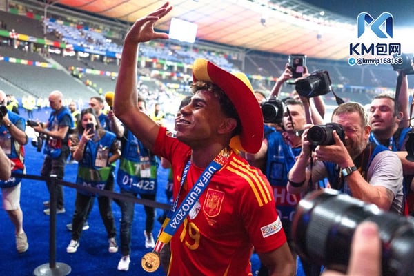 世界杯FIFA体育新闻:拉明·亚马尔在17岁生日前两天赢得了欧洲杯奖牌。/ Sebastian Frej/MB Media/Getty Images