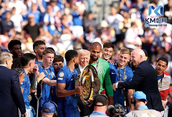 世界杯FIFA体育新闻:唐纳德·特朗普与他人一同登上领奖台,举起了第一座奖杯。/ FIFA/Getty Images