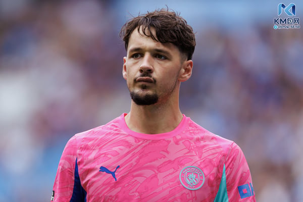 世界杯FIFA体育新闻：詹姆斯·特拉福德在曼城的出场时间有限。/ Marc Atkins/Getty Images