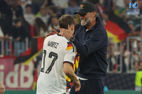 世界杯FIFA体育新闻:尤尔根·克洛普(右)激发了弗洛里安·维尔茨的出色表现。/ Karl-Josef HILDENBRAND/AFP/Getty Images