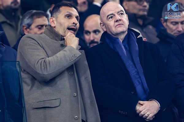 世界杯FIFA体育新闻:据称 Khaldoon Al Mubarak(左)和 Gianni Infantino 之间的电子邮件已受到审查。 /罗比·杰伊·巴拉特/AMA/盖蒂图片社