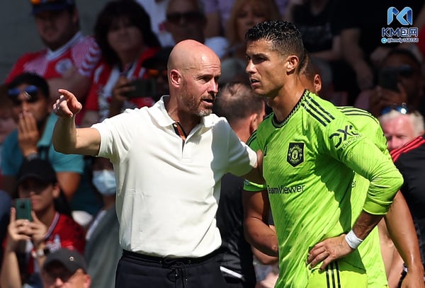 世界杯FIFA体育新闻:埃里克·滕哈格(左)与克里斯蒂亚诺·罗纳尔多(右)在曼联发生冲突。/ Adrian DENNIS/AFP/Getty Images