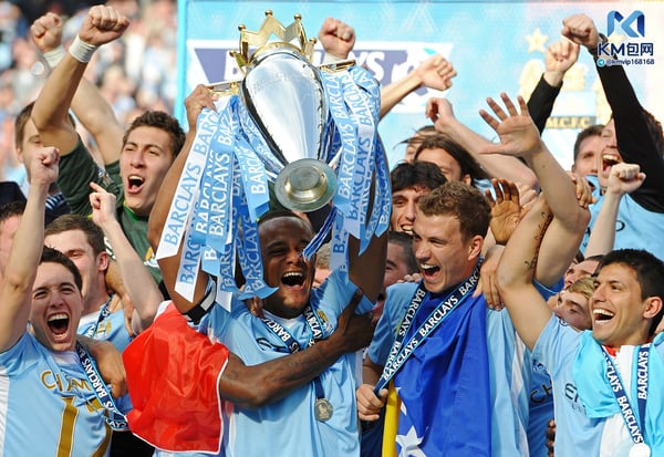 世界杯FIFA体育新闻:曼城在2011-12赛季击败曼联,赢得了他们八次英超冠军中的第一个。/ PAUL ELLIS/AFP/Getty Images