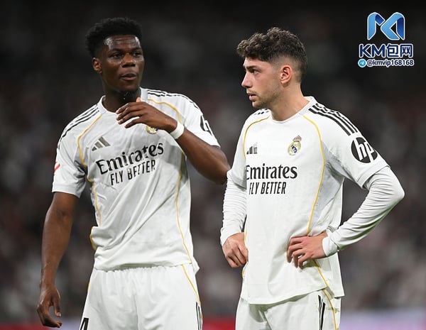 世界杯FIFA体育新闻:奥雷利安·楚阿梅尼(左)和费德·巴尔韦德继续在皇家马德里的双后腰阵容中担任主力。/ Denis Doyle/Getty Images