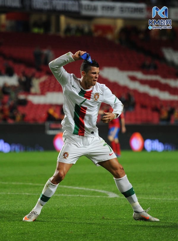世界杯FIFA体育新闻:臂章再次成为攻击目标。/ Jasper Juinen/Getty Images