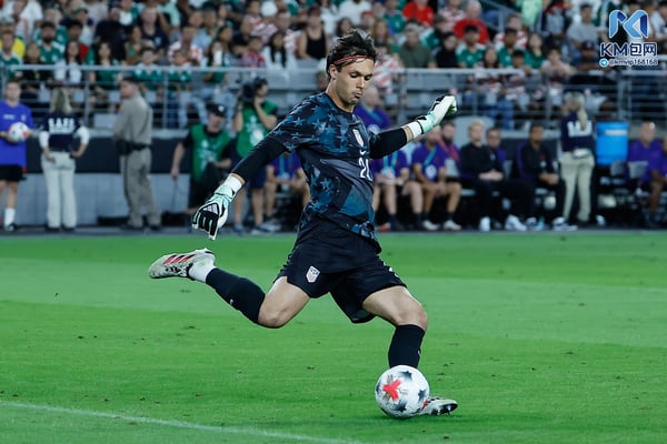 世界杯FIFA体育新闻：迭戈·科亨首次代表美国国家队首发出战墨西哥。/ Kevin Abele/Icon Sportswire/Getty Images