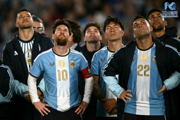 世界杯FIFA体育新闻:在布宜诺斯艾利斯纪念碑球场,阿根廷队以3-0战胜贝宁队,这是阿根廷队长最后一次代表国家队出战。赛后,梅西和队友们在大屏幕上观看了向这位阿根廷队长致敬的片段。