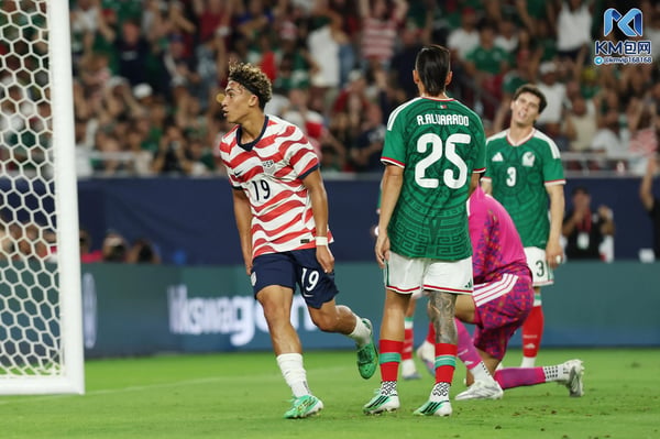 世界杯FIFA体育新闻:朱利安·霍尔庆祝对阵墨西哥的进球