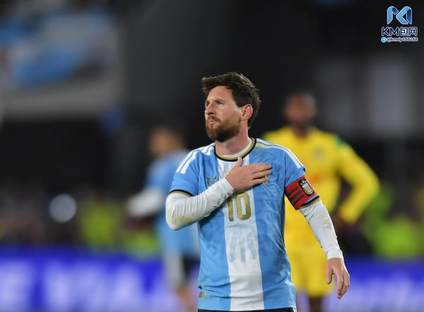 世界杯FIFA体育新闻:梅西在攻破贝宁球门后庆祝