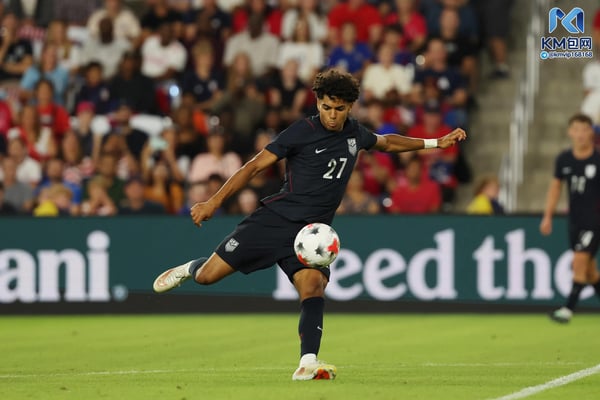 世界杯FIFA体育新闻:美国队的马蒂斯·阿尔伯特对阵智利队时射门
