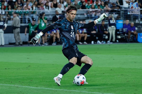 世界杯FIFA体育新闻：迭戈·科亨在首次代表美国国家队首发对阵墨西哥的比赛中零封对手。/ Kevin Abele/Icon Sportswire/Getty Images
