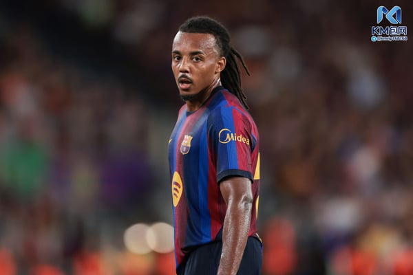 世界杯FIFA体育新闻：朱尔斯·孔德本赛季上场时间寥寥无几。/ Eric Alonso/Getty Images