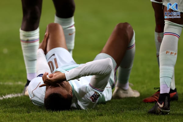 世界杯FIFA体育新闻:姆巴佩在代表齐达内执教的法国队首次亮相时,身体疼痛难忍。/ Burak Kara/Getty Images