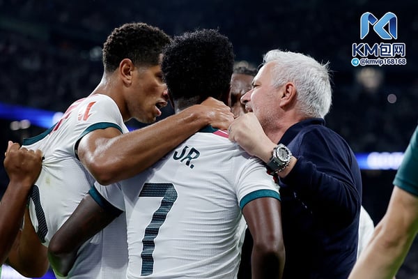 世界杯FIFA体育新闻:皇家马德里在争议爆发前笑容满面。/ M Gracia Jimenez/Soccrates/Getty Images