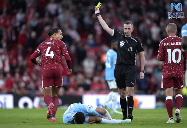 世界杯FIFA体育新闻:范戴克对裁判的判罚很不满意。/ Peter Byrne/PA Images/Getty Images