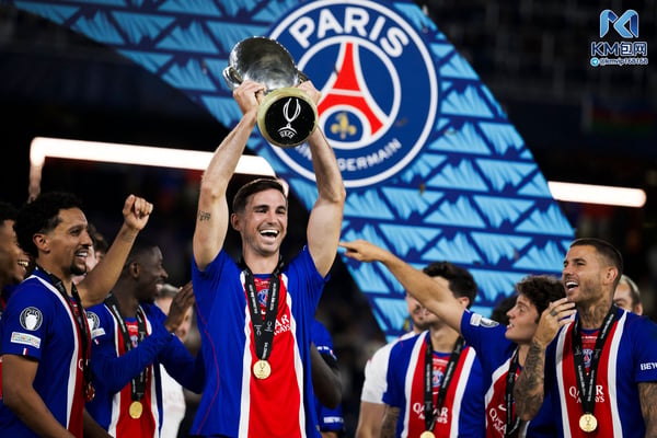世界杯FIFA体育新闻:法比安·鲁伊斯最近可谓是奖杯满载。/ Nicolò Campo/LightRocket/Getty Images
