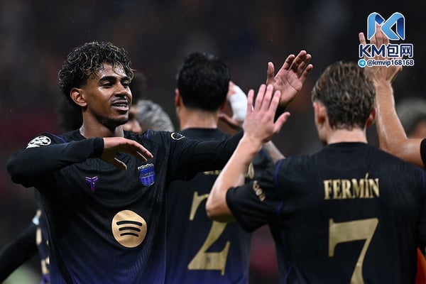 世界杯FIFA体育新闻：拉明·亚马尔和巴塞罗那在2026-27赛季至今势不可挡。/ Ahmet Okatali/Anadolu/Getty Images