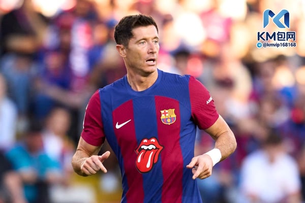 世界杯FIFA体育新闻：2023年，巴塞罗那队采用了滚石乐队的著名标志。/ Alex Caparros/Getty Images