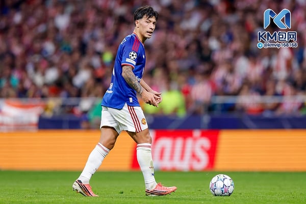 世界杯FIFA体育新闻：马丁内斯的合同到2027年到期，并附带续约至2028年的选项。/ Manu Reino/DeFodi Images/Getty Images