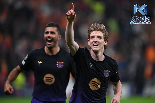 世界杯FIFA体育新闻：作为与Spotify合作的一部分，巴塞罗那自2022年起在国家德比比赛中身穿印有知名艺人标志的球衣。/ Ahmet Okatali/Anadolu/Getty Images