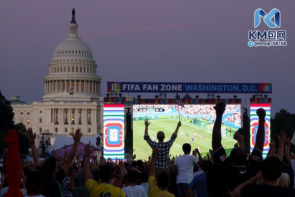 世界杯FIFA体育新闻:数百万美国球迷聚集在国际足联球迷区观看2026年世界杯。/ Kevin Carter/Getty Images