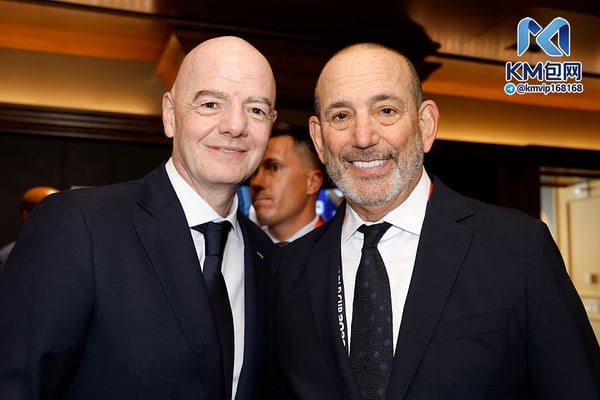 世界杯FIFA体育新闻:唐·加伯(右)与詹尼·因凡蒂诺一同出席了2026年世界杯决赛。/ Eva Marie Uzcategui/FIFA/Getty Images