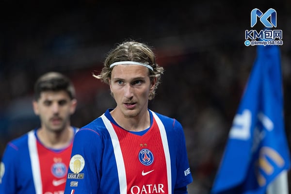 世界杯FIFA体育新闻:戈茨的突破性赛季引起了巴黎圣日耳曼的注意。/ Joachim Azouze/PSG/Getty Images