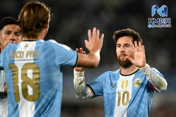 世界杯FIFA体育新闻:莱昂内尔·梅西看好几位阿根廷新星,认为他们未来可期。/ Luis ROBAYO/AFP/Getty Images