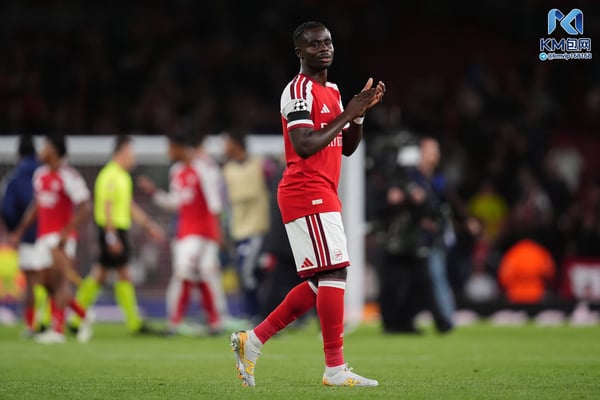 世界杯FIFA体育新闻：布卡约·萨卡 (Bukayo Saka) 在右侧获得点头。 /约翰沃尔顿/PA图片/盖蒂图片社