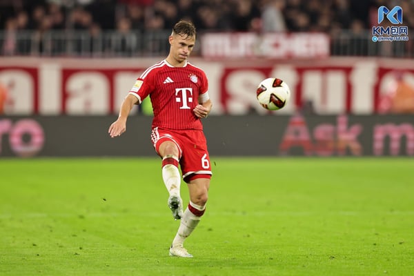 世界杯FIFA体育新闻：约书亚·基米希在中场的表现吃力不讨好。 / Marcel Engelbrecht - firo sportphoto/Getty Images